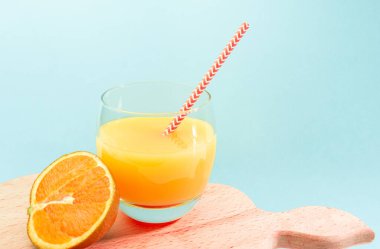 Kamışlı portakallı limonata. Portakal dilimli yaz portakal suyu. Şeffaf bardakta soda. Alkollü Apperol içeceği. Buzlu doğal meyve suyu. Multivitamin taze sıkılmış..