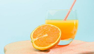 Kamışlı portakallı limonata. Portakal dilimli yaz portakal suyu. Şeffaf bardakta soda. Alkollü Apperol içeceği. Buzlu doğal meyve suyu. Multivitamin taze sıkılmış..