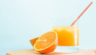 Kamışlı portakallı limonata. Portakal dilimli yaz portakal suyu. Şeffaf bardakta soda. Alkollü Apperol içeceği. Buzlu doğal meyve suyu. Multivitamin taze sıkılmış..