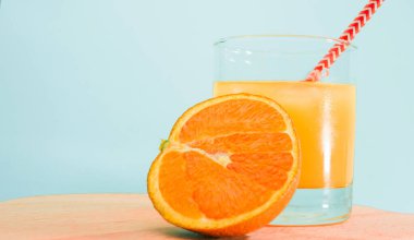 Kamışlı portakallı limonata. Portakal dilimli yaz portakal suyu. Şeffaf bardakta soda. Alkollü Apperol içeceği. Buzlu doğal meyve suyu. Multivitamin taze sıkılmış..