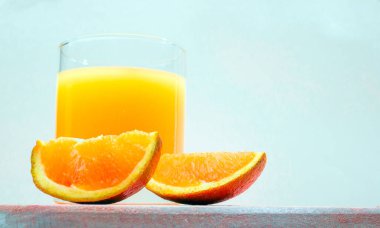 Bardakta pipetle meyve suyu. Portakal dilimli yaz portakal suyu. Şeffaf bardakta soda. Alkollü Apperol içeceği. Buzlu doğal meyve suyu. Multivitamin taze sıkılmış.