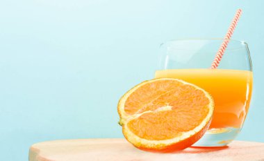 Kamışlı portakallı limonata. Portakal dilimli yaz portakal suyu. Şeffaf bardakta soda. Alkollü Apperol içeceği. Buzlu doğal meyve suyu. Multivitamin taze sıkılmış..