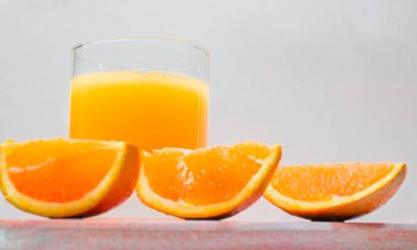 Bardakta pipetle meyve suyu. Portakal dilimli yaz portakal suyu. Şeffaf bardakta soda. Alkollü Apperol içeceği. Buzlu doğal meyve suyu. Multivitamin taze sıkılmış.