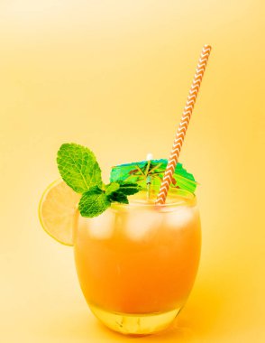 Bardakta pipetle limonata. Turuncu buzlu yaz içeceği. Şeffaf bardakta soda. Apperol alkollü bir içecektir..