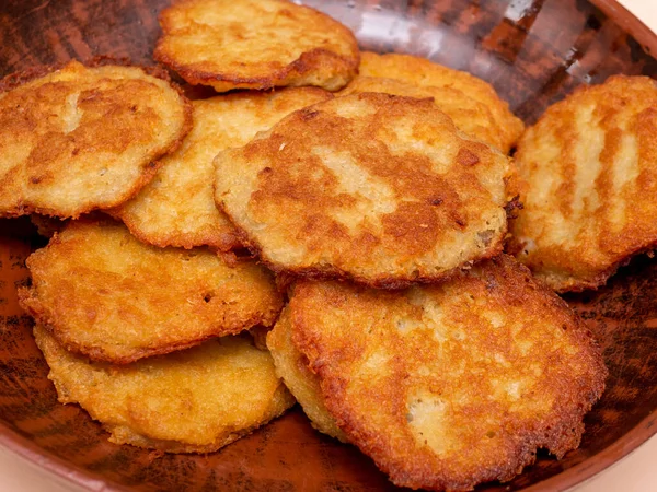 Draniki tabakta, patatesli gözleme, taze patatesli gözleme..