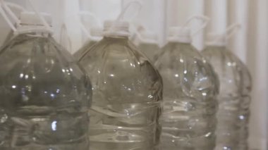 Plastik şişelerde su içmek su sıkıntısı çekmek. Dairelerdeki kilerde su depoluyor..