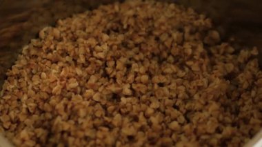 Kaynamış karabuğday lapası. Yakın plan. Buharda pişmiş karabuğday lapası.