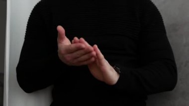 Aşırı komik bir alkış. El çırp, siyah elbiseli adam ellerini çırp, Ovation.