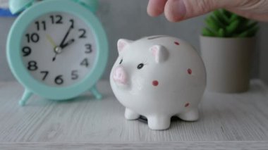 Ekonomik kriz kavramı ve insanların parayla ilgili sorunları var. İflas etti. Bir adamın eli kumbaraya bozuk para atıyor. Bir adam para biriktirir.