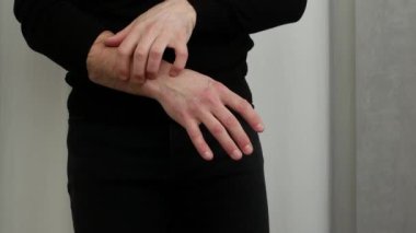 Deri hastalığı. Deri alerjisi, kaşıntılar, ellerin kızarıklığı.