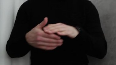 Komik adam alkışlıyor. El çırp, siyah elbiseli adam ellerini çırp, Ovation..