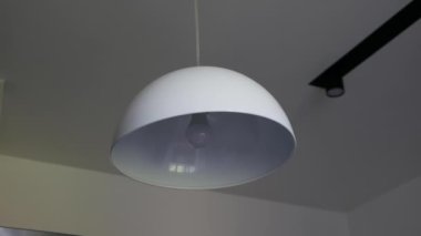 Apartmanın ışıklarını yakmak. Eski bir lambayı lambayla değiştirmek. İçerideki tavan arası ışığı. Enerji tasarrufu kavramı.