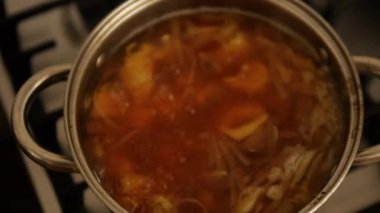 Bouillabaisse çorbası, en iyi manzara. Deniz mahsullü kırmızı çorba, tencerede kaynatılmış. Gazlı fırında geleneksel Ukrayna çorbası pişir..
