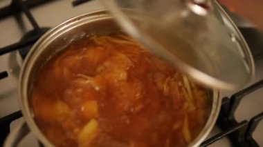 Bouillabaisse çorbası. Deniz mahsullü kırmızı çorba, tencerede kaynatılmış. Gazlı fırında geleneksel Ukrayna çorbası pişir.
