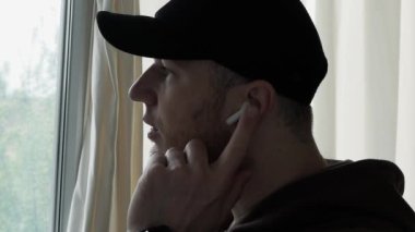 Kulaklıktan çift tıklama, kablosuz kulaklıktan çağrı, adam kulaklıktan müzik dinliyor.