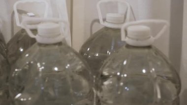 Plastik şişelerde su içmek su sıkıntısı çekmek. Dairelerdeki kilerde su deposu var. Yavaş çekim