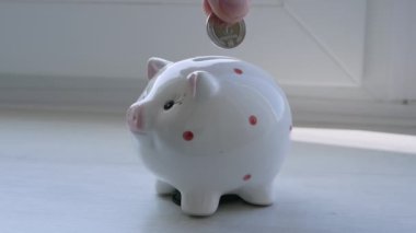 Kumbaraya bozuk para at. Bir adam para biriktirir. Kriz veya mali sorunlar kavramı