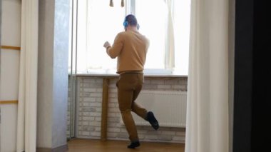  Kulaklık takan dansçılar. Genç bir adam evde kulaklıkla dans ediyor, mutlu bir genç adam dairede müzik dinliyor..