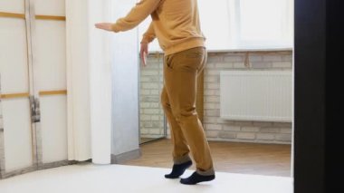 Kaygan yürüyüş. Stüdyoda break dans, modern danslar, yakın çekim bacaklar.