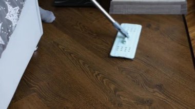 Evi paspasla temizlemek. Oda hizmetleri yerleri temizler. Laminate temizliği, hijyen ve temizlik.