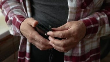 Boş para cüzdanı olan yaşlı bir adam. İnsanlarda kriz, yaşlılarda mali sorunlar