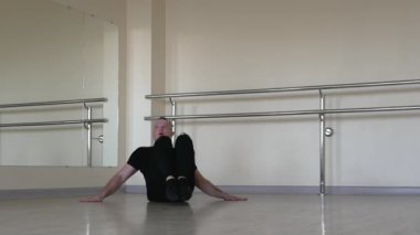Atletik ve esnek bir bale dansçısı ısınıyor. Bir jimnastikçi vücut dalgası yapar. Profesyonel yoga sporcusu spor salonunda ısınıyor..