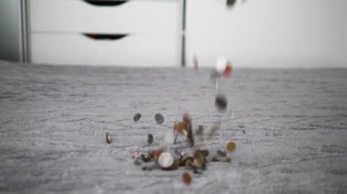  Nakit paralar yatağın üzerine düşer, kuruşlar halinde tasarruflar, finansal kriz konsepti