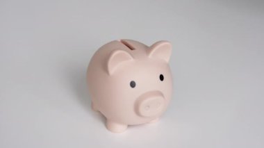 Para biriktiriyorum, domuz kumbarasında. Bir adam parayı kavanoza atarak biriktirir. Bankada bozukluklar var. Kriz kavramı.