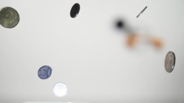  Yavaş çekimde bozuk paralar düşüyor. Para uçuyor..