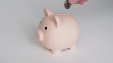 Para biriktiriyorum, domuz kumbarasında. Bir adam parayı kavanoza atarak biriktirir. Bankada bozukluklar var. Kriz kavramı.