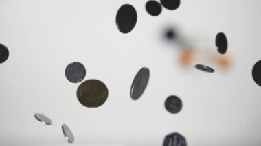 Yavaş çekim kamerasıyla bozuk paralar düşüyor. Para uçuyor..