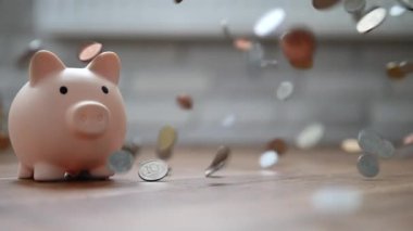  Para dolu kumbaralar. Düşen ve uçan bozuk paralar yavaş çekimde. Finansal kriz konsepti. Para biriktiriliyor.