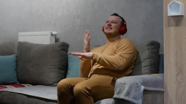 Genç bir adam evde dans ediyor. İnsanların aktif dans yaşam tarzı.