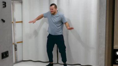 Genç bir adam evde dans ediyor. İnsanların aktif dans yaşam tarzı.