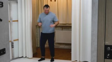 Genç bir adam evde dans ediyor. İnsanların aktif dans yaşam tarzı.