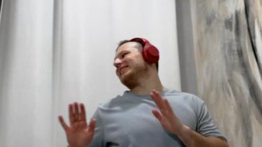 Genç bir adam evde dans ediyor. İnsanların aktif dans yaşam tarzı.