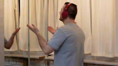 Genç bir adam evde dans ediyor. İnsanların aktif dans yaşam tarzı.