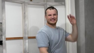 Genç bir adam evde dans ediyor. İnsanların aktif dans yaşam tarzı.