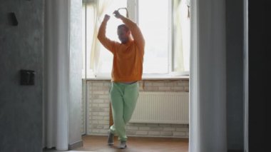 Genç bir adam evde dans ediyor. İnsanların aktif dans yaşam tarzı.