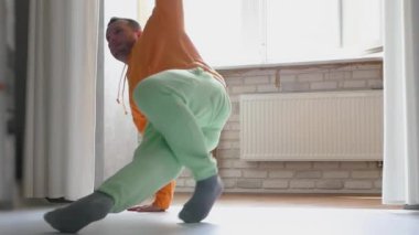 Genç bir adam evde dans ediyor. İnsanların aktif dans yaşam tarzı.