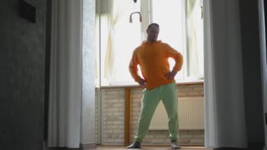 Genç bir adam evde dans ediyor. İnsanların aktif dans yaşam tarzı.
