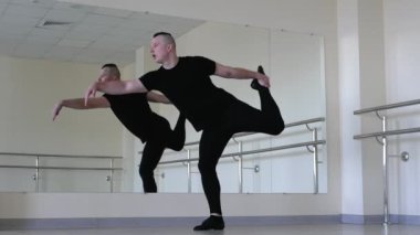 Modern bale dansçıları eğitimde. Stüdyoda erkek balerin prova yapıyor.