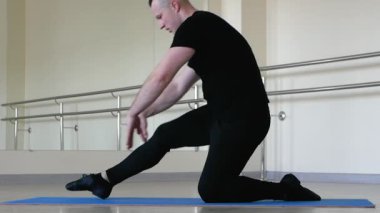 Modern bale dansçıları eğitimde. Stüdyoda erkek balerin prova yapıyor.