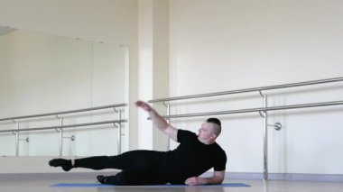 Modern bale dansçıları eğitimde. Stüdyoda erkek balerin prova yapıyor.