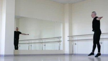 Modern bale dansçıları eğitimde. Stüdyoda erkek balerin prova yapıyor.