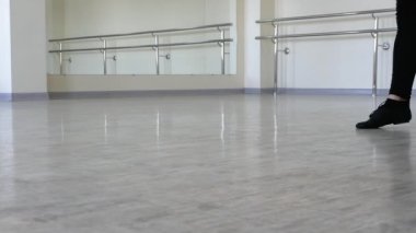 Modern bale dansçıları eğitimde. Stüdyoda erkek balerin prova yapıyor.