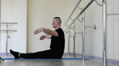 Modern bale dansçıları eğitimde. Stüdyoda erkek balerin prova yapıyor.