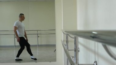 Modern bale dansçıları eğitimde. Stüdyoda erkek balerin prova yapıyor.