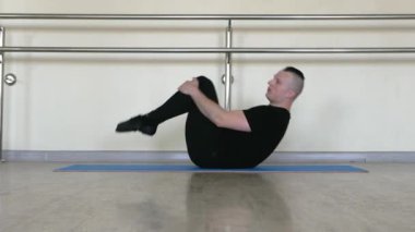 Paspasın üzerinde dans jimnastiği, fitness salonunda dansçıyı ısıtmak. Spor dansçısı esneme hareketleri yapıyor.