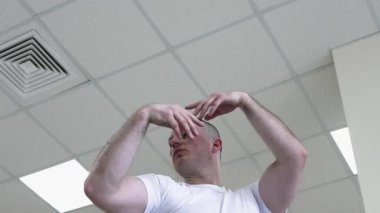 Koreografik plastik hareketler, erkek balerinler. Spor salonunda prova yapan bir dansçı. Dans salonunda dansçı pozisyonu.